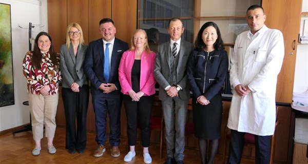 Predstavnici veleposlanstava SAD-a, UK-a, Irske, Kanade i Koreje posjetili KBC Split