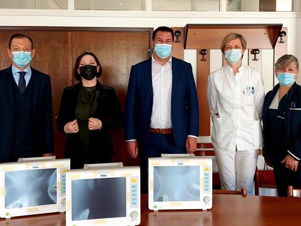 Vrijedna donacija za KBC Split: Grad Kaštela uručio 6 monitora za praćenje vitalnih funkcija životno ugroženih pacijenata
