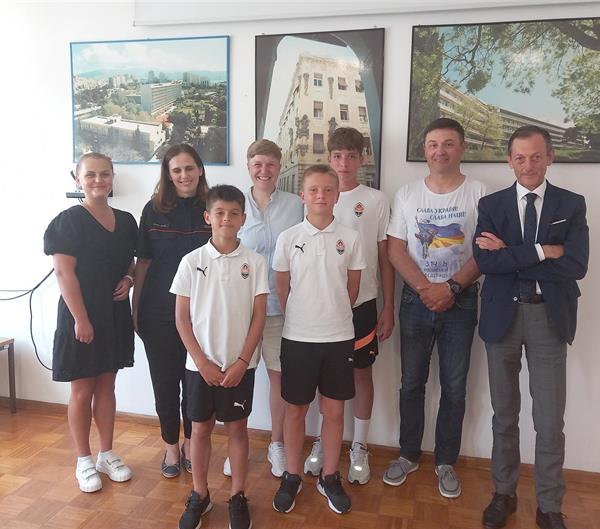 Djeca FC Shakhtara vraćaju se u Ukrajinu: poklonom iskazali zahvalu KBC-u Split