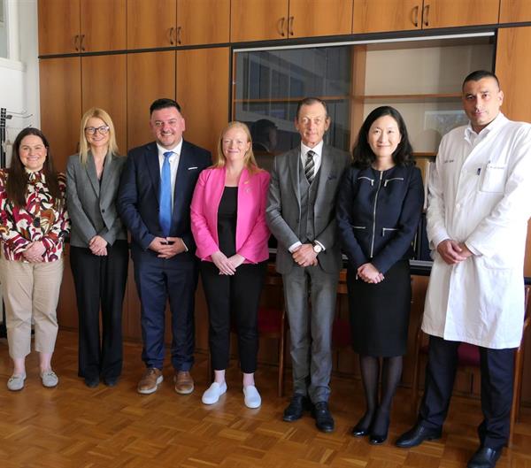 Predstavnici veleposlanstava SAD-a, UK-a, Irske, Kanade i Koreje posjetili KBC Split