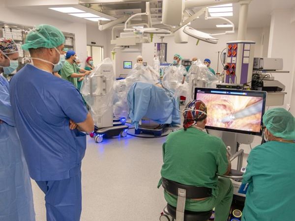 Uspješno obavljeni prvi operacijski zahvati pomoću robota asistenta