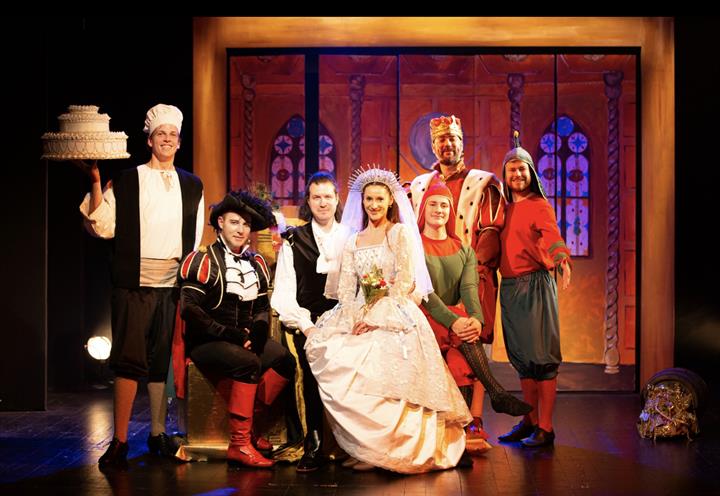 KBC Split poklanja predstave "Mačak u čizmama" GKM-a Split djeci zaposlenika