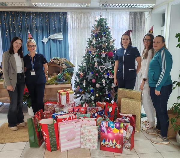 Primalje rađaonice splitskog rodilišta u tradicionalnoj Božićnoj posjeti Dječjem domu Maestral