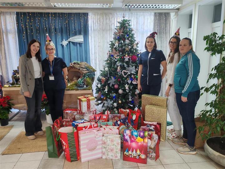 Primalje rađaonice splitskog rodilišta u tradicionalnoj Božićnoj posjeti Dječjem domu Maestral