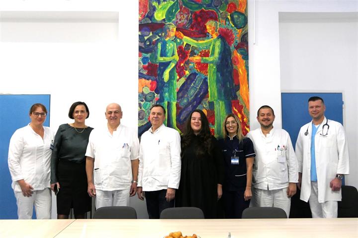 Mlada umjetnica Estera Mihaela Peruzović poklonila sliku Klinici za infektologiju