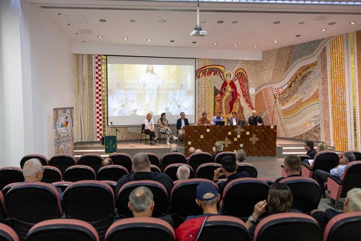 Liječnici KBC-a Split sudjelovali na studijskom danu "Doniranje tkiva i organa kao čin ljubavi i brige o bližnjima. Izazovi i dvojbe"