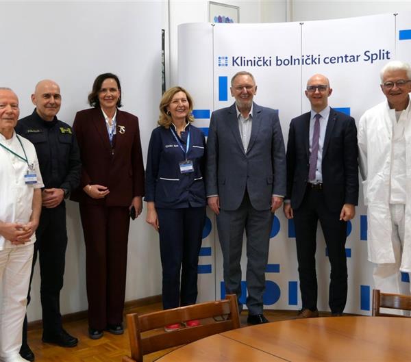 Ministar Božinović posjetio KBC Split i zahvalio liječnicima koji su spasili život teško ranjenom policajcu